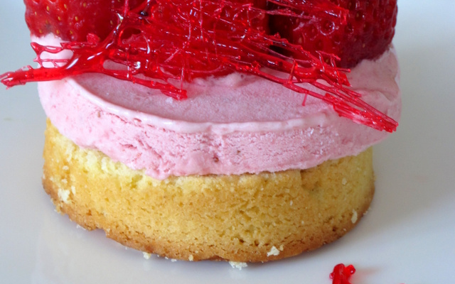 Sablé breton, mousse de fraises Label rouge et caramel rouge