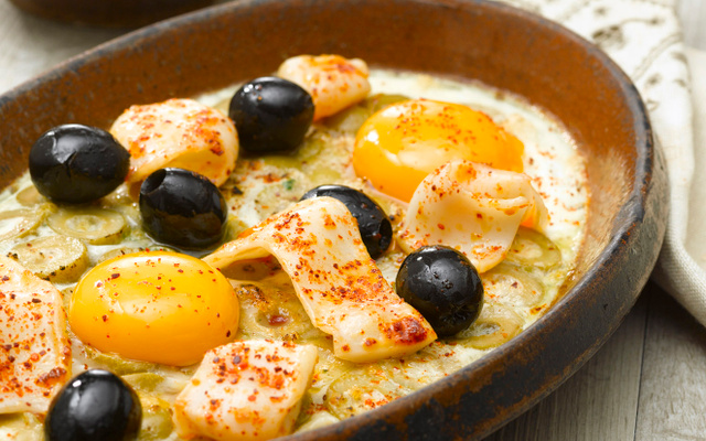 Huevos façon cocotte aux olives et xipirones
