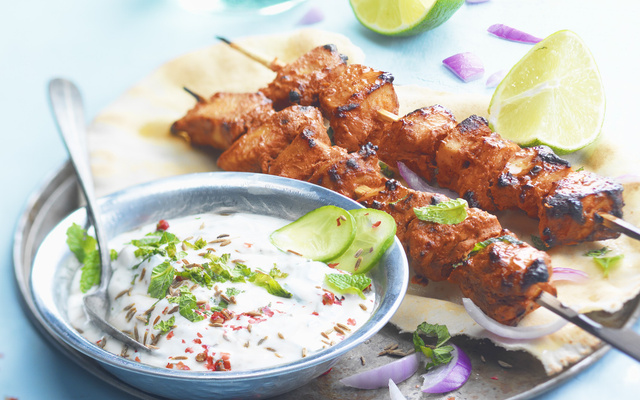 Brochette de poulet tandoori et émincé de concombre au Chavroux®