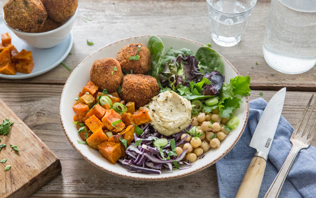 Bowl libanais aux falafels de maquereaux aux aubergines