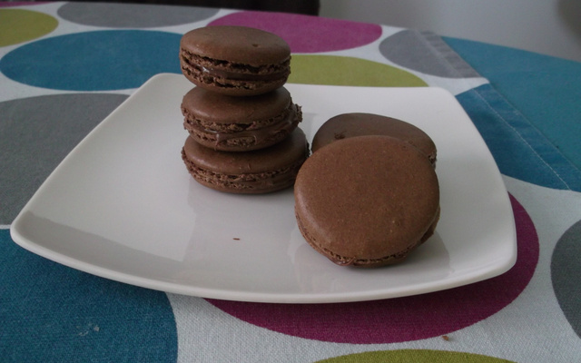 Macarons au chocolat rochers praliné