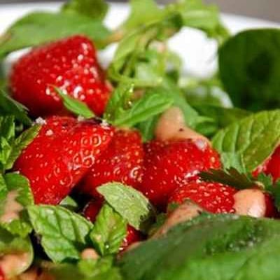 Salade d'herbes et de fraises aux parfums d'été