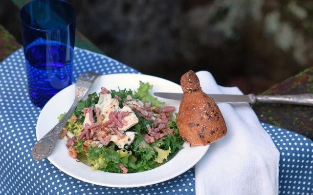 Salade américaine au fromage roquefort et noix