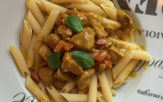 Sauté de dinde au lait de coco curry et basilic