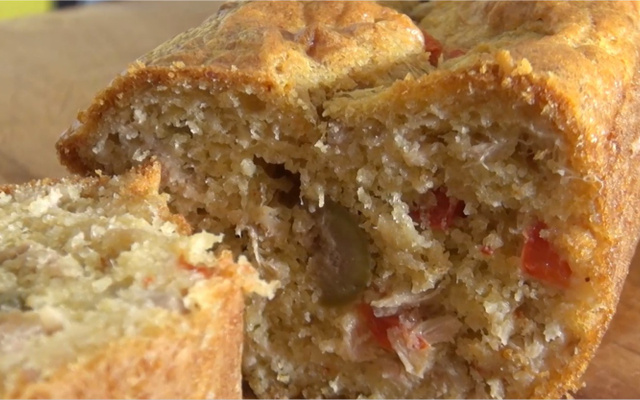 Cake au thon, poivron et parmesan