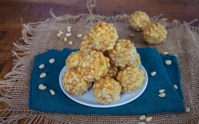 Panellets (biscuits aux amandes et aux pignons)