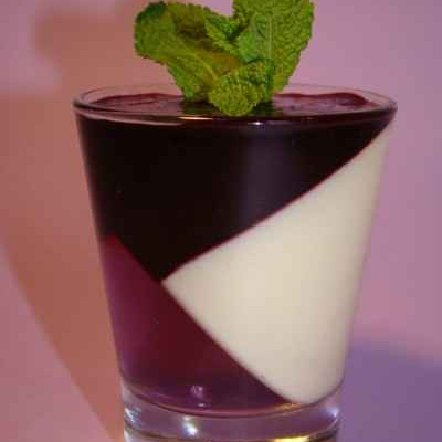 Petites verrines à la violette, chocolat ivoire et coulis de myrtilles