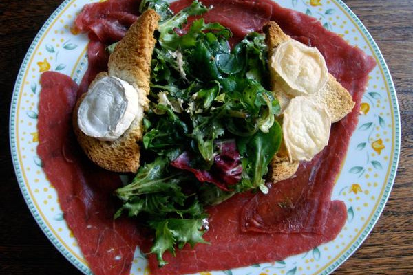 Carpaccio de bœuf, salade et toast de chèvre chaud