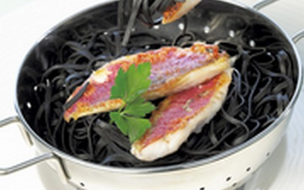 Filets de rouget roche sur un nid de pâtes fraîches, sauce vierge.