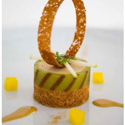 Mousse de foie gras en gelée de pommes vertes et pain de cannelle