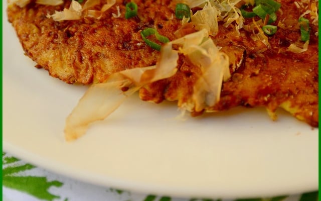 Crèpe okonomiyaki (plat japonais garni de chou)