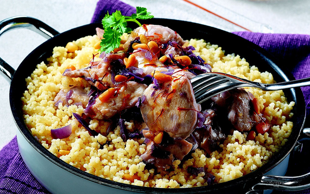 Couscous au poulet au miel et aux oignons