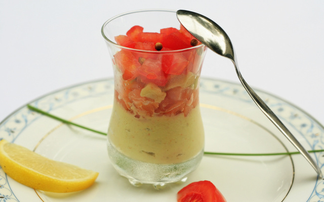 Verrines apéritives avocat tomate et mozzarella