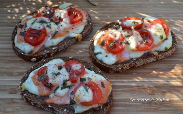 Tartines au saumon fumé, tomates cerise, mozzarella et estragon