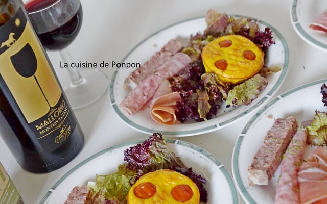 Muffin de frittata au comté et tomates cerise, accompagné d'une assiette ardennaise