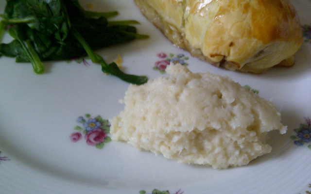 Pavé d'autruche en croûte, purée de céleri, épinards