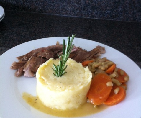 Epaule d'agneau confite et garniture aromatique