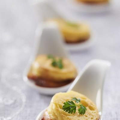 Tapas de quenelles au brochet, truite fumée et sauce au vin rouge