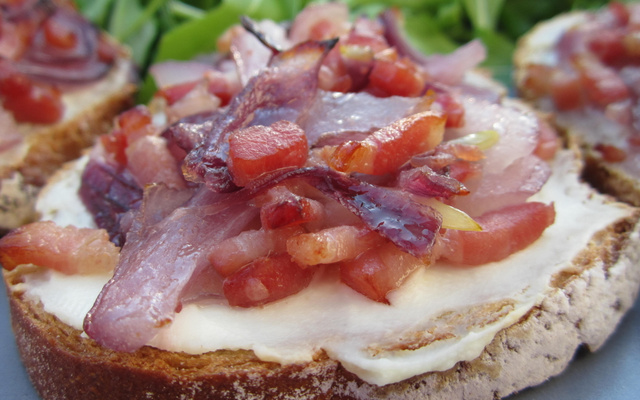 Tartines ricotta, lardons et oignons rouges