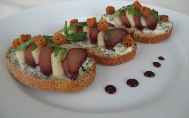 Tartine gourmande entre la poire et le fromage Saint Agur