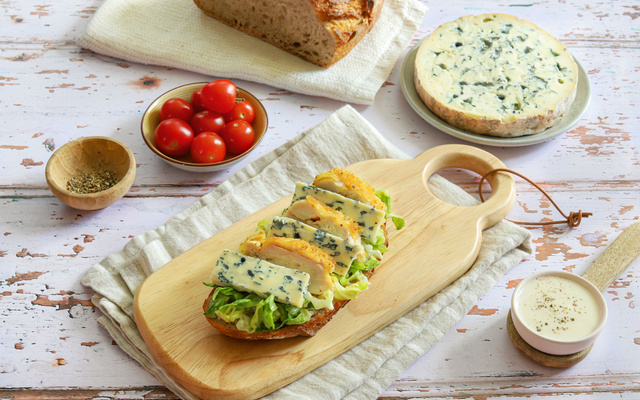 Tartine façon salade Caesar à la Fourme d'Ambert AOP