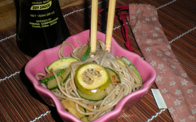 Soba sautées aux courgettes et au gingembre