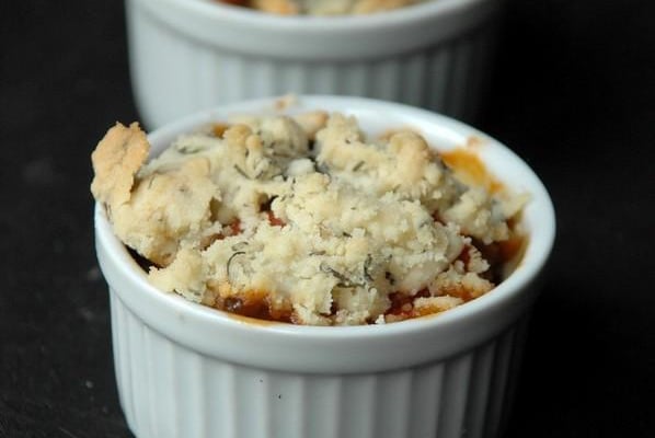 Crumble de légumes d'été, poulet, mozzarella à la moutarde