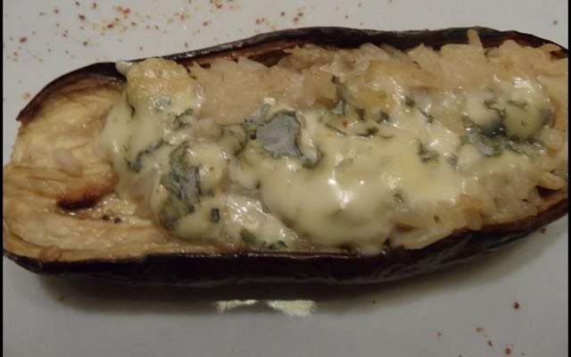 Aubergines farcies au risotto de cabillaud et Fourme d'Ambert