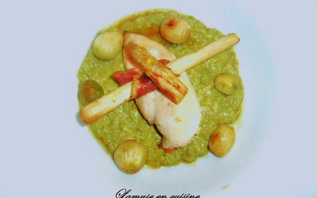 Blanc de poulet, crème de petit poids et asperges à la pancetta