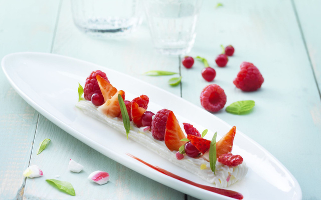 Fromage frais en sel aux fruits rouges, éclats de sucre à la verveine