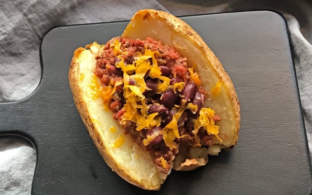 Pommes de terre au four, sauce chili con carne