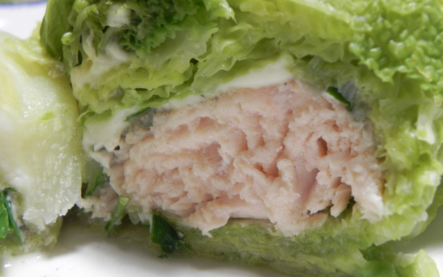 Salade de saumon en paupiette de chou frisé