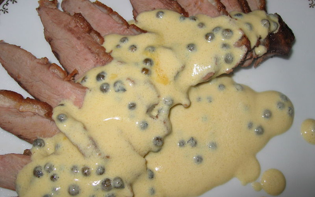 Canette en aiguillettes ,sauce au poivre vert AMORA