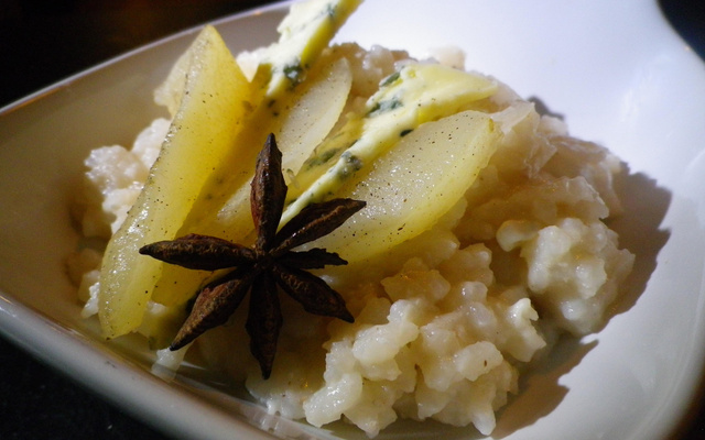 Risotto crémeux au cottage cheese et notes de badiane, poire vanillée et roquefort