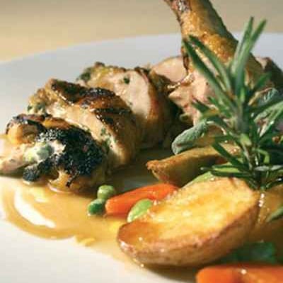 Poitrine de pintade fermière des Landes cuisinée au lard sur la braise