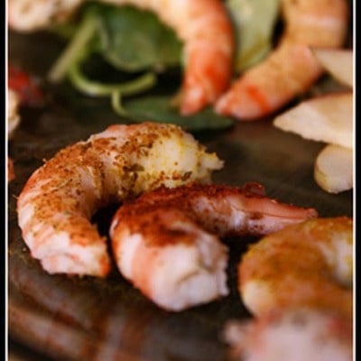 Composée exquise à la cardamome, et ses gambas en habit d'épices