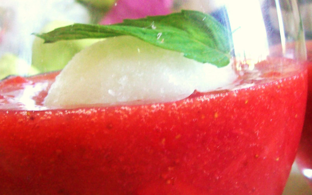 Sorbet à la menthe fraîche et coulis de fraises