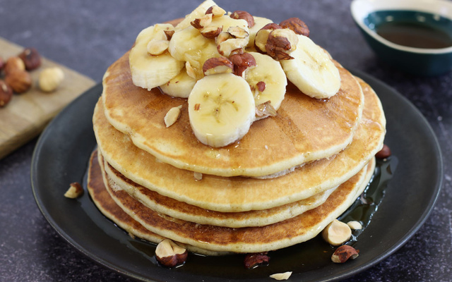 Pancakes au sirop d'érable, bananes et noisettes