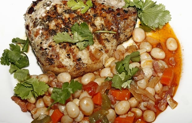 Poulet poché sauce suprème riz pilaf