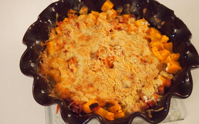 Crumble de potiron et dés de jambon et tomates