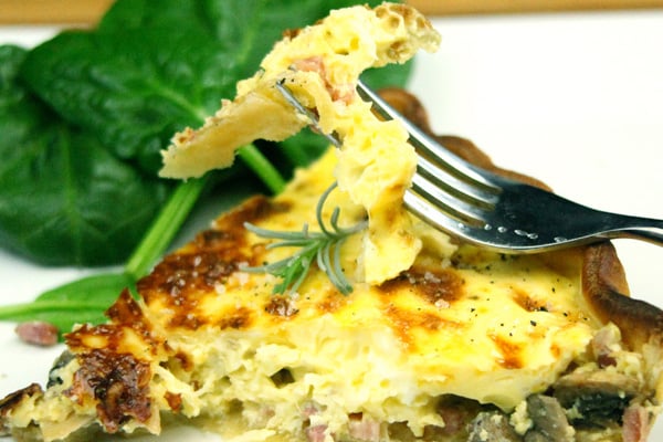 Tarte aux champignons et lardons, salade