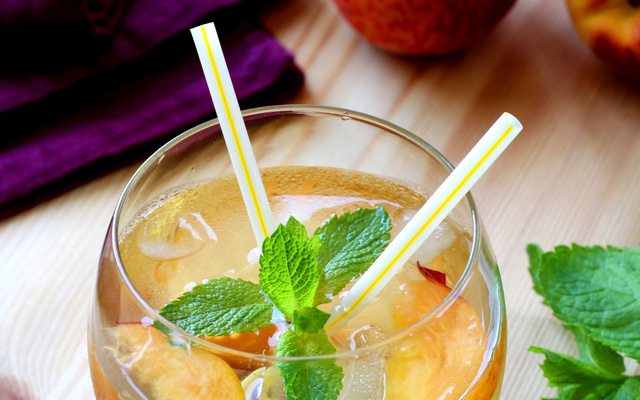 Thé glacé à la pêche blanche et feuilles de menthe