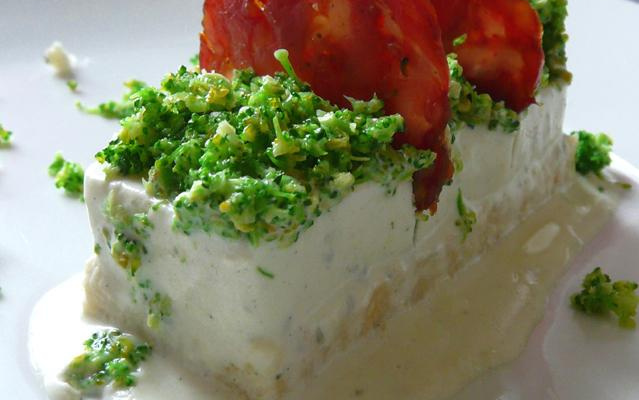 Panna cotta au Roquefort et brocolis sur sablé aux fruits secs, chips de chorizo