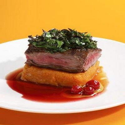 Filet de bœuf poêlé en tenue de soirée rouge et verte