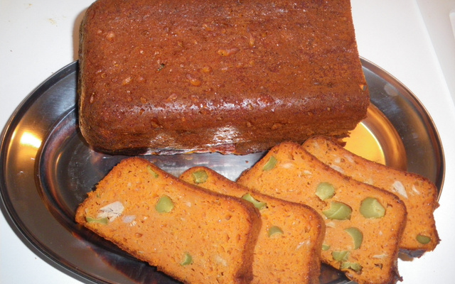 Cake au thon, tomate et cornichons