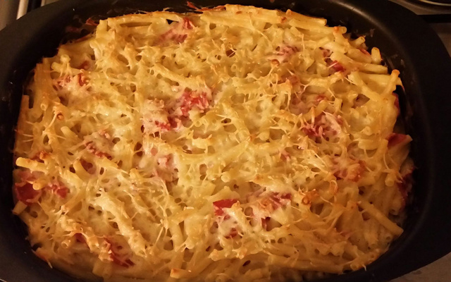 Gratin de pâtes au jambon assaisonné d'une pointe de noix de muscade