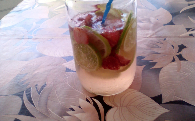 Eau aromatisée au citron jaune, citron vert et fraises (Detox water)