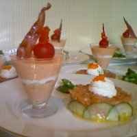 Bavarois de tomate et caillé de chèvre au basilic accompagné d'un tartare de truite et saumon à la mangue