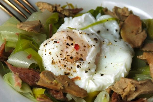 Salade tiède, confit de canard, foie gras et œuf poché