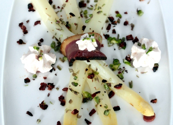 Asperges au magret de canard fumé & sa chantilly de magret
